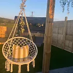 The Garden Pod With Private Hot Tub