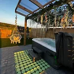 The Garden Pod With Private Hot Tub
