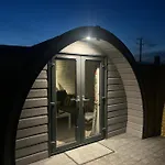 The Garden Pod With Private Hot Tub