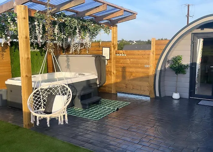 The Garden Pod With Private Hot Tub