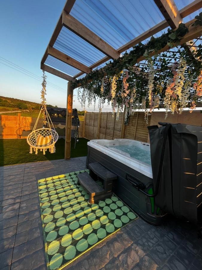 The Garden Pod With Private Hot Tub Chalet