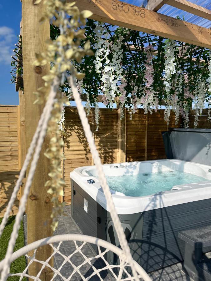 The Garden Pod With Private Hot Tub Chalet *